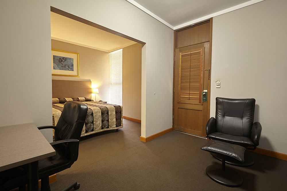 Seasons Hotel Newman Zewnętrze zdjęcie